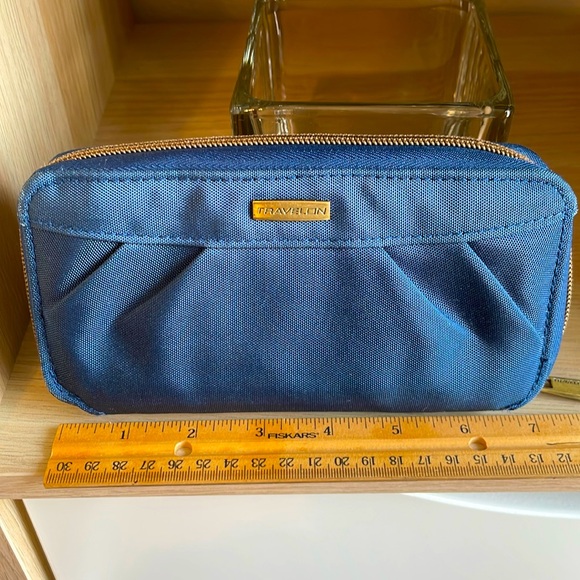 Travelon Ladies Wallet - Picture 3 of 10